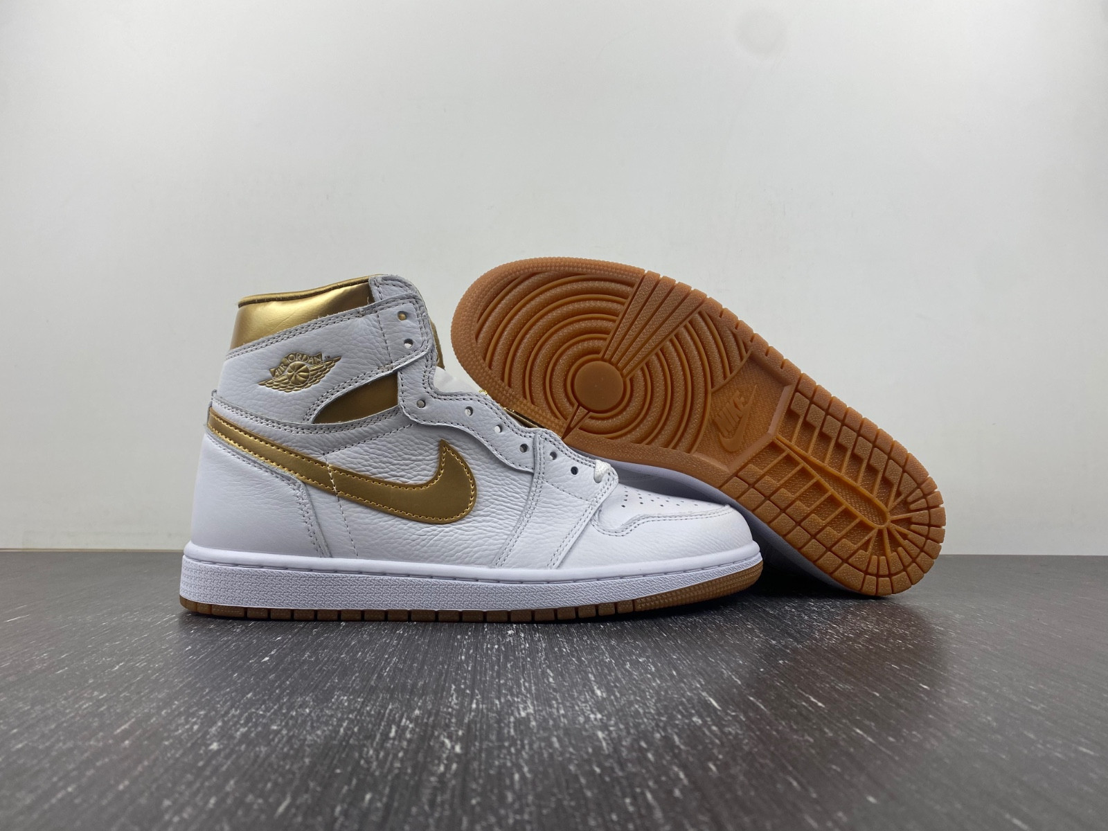 air jordan 1 high og wmns metallic gold fd2596-107