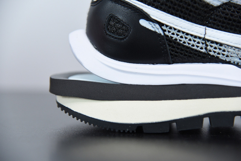 nike ldwaffle x sacai black white cv1363-001