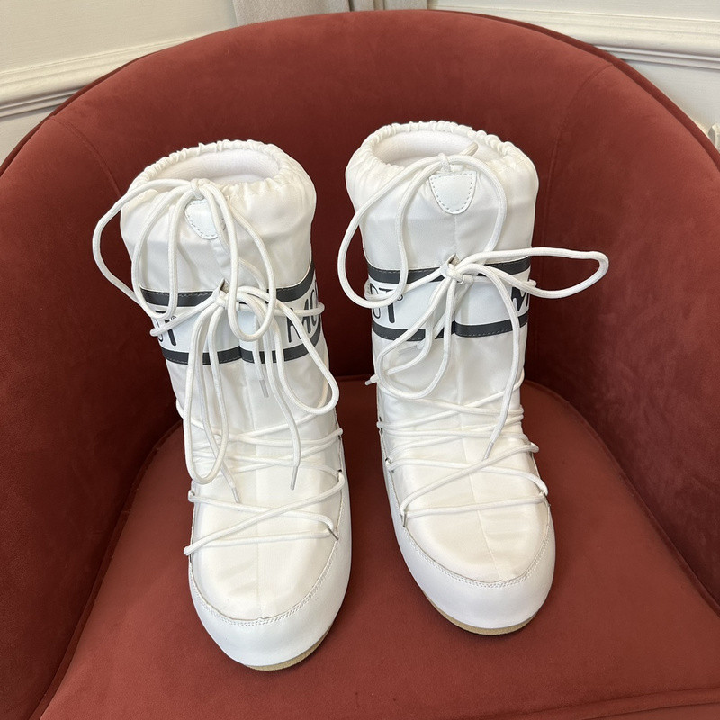 mOON bOOT