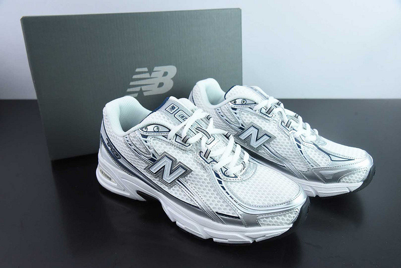 NEW BALANCE SNEAKER